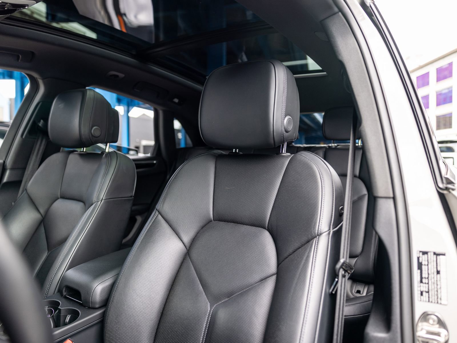 Certified 2024 Porsche Macan S image 5