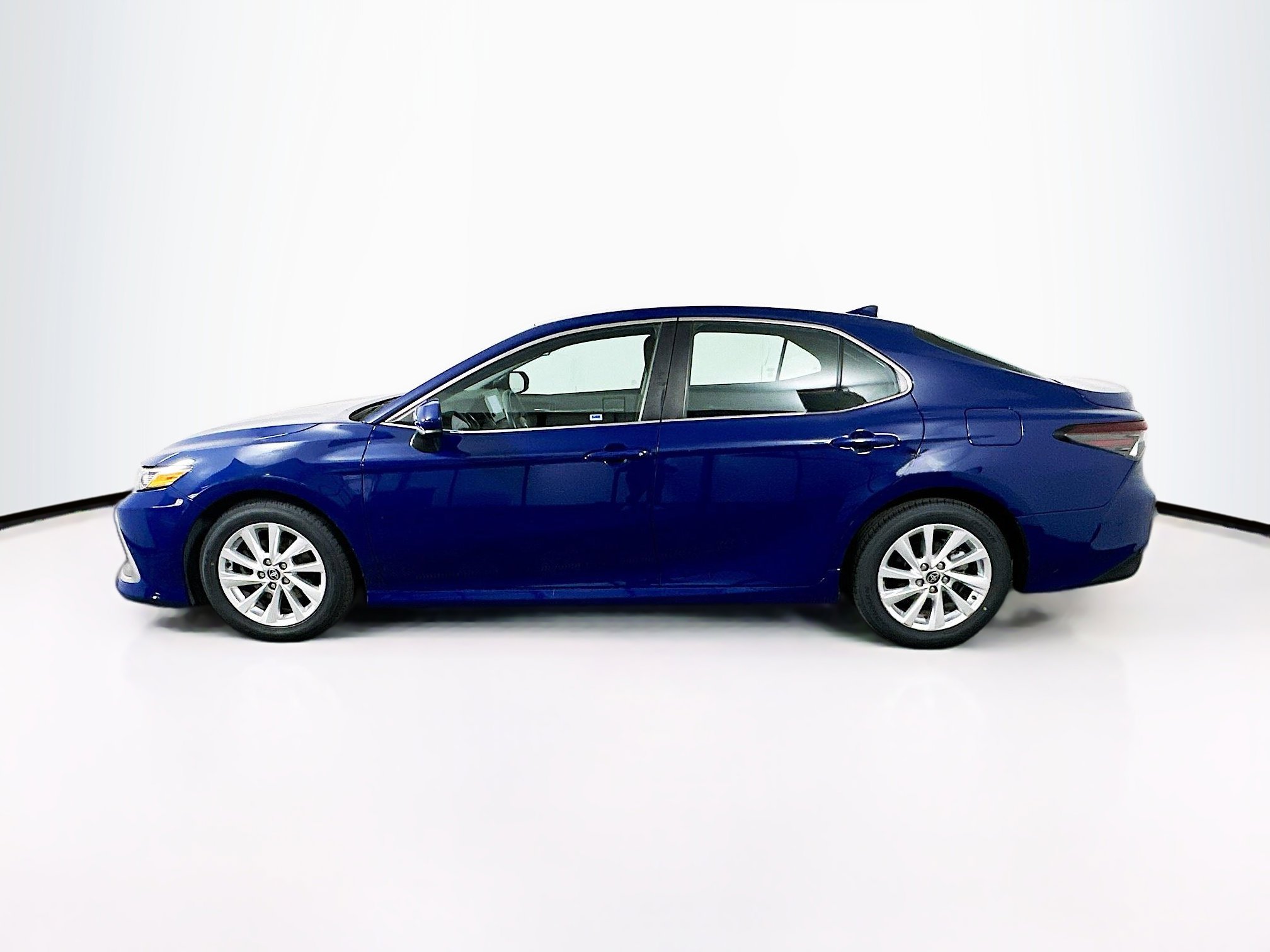 Used 2023 Toyota Camry LE FWD image 4