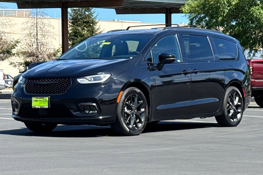 Used 2025 Chrysler Pacifica Limited image 16