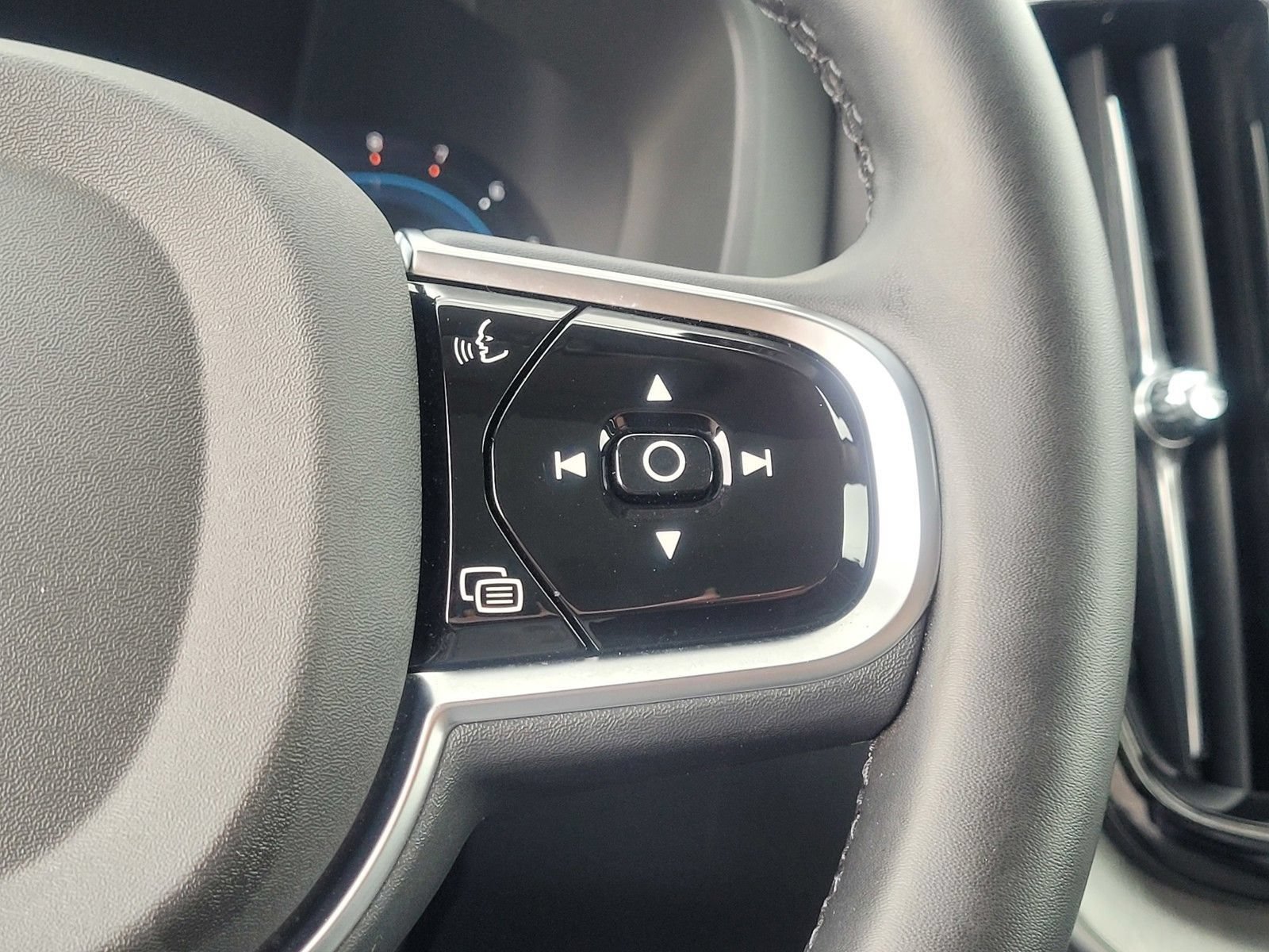 Used 2025 Volvo XC60 B5 Plus AWD/4WD image 21
