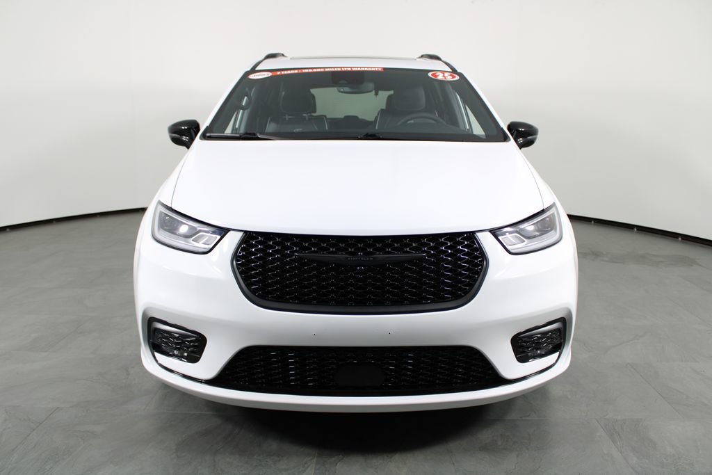 Used 2025 Chrysler Pacifica Limited image 11
