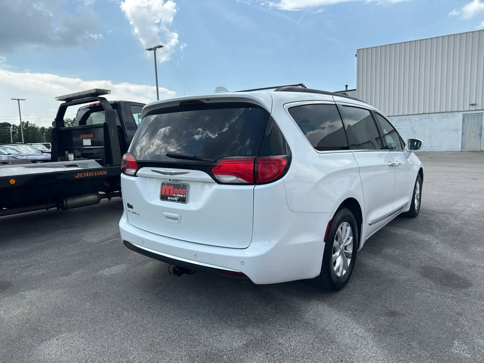 Used 2017 Chrysler Pacifica Touring-L image 6