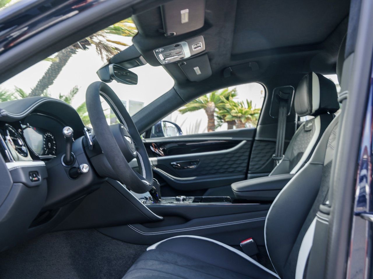 Used 2025 Bentley Flying Spur Plug-In Hybrid image 2