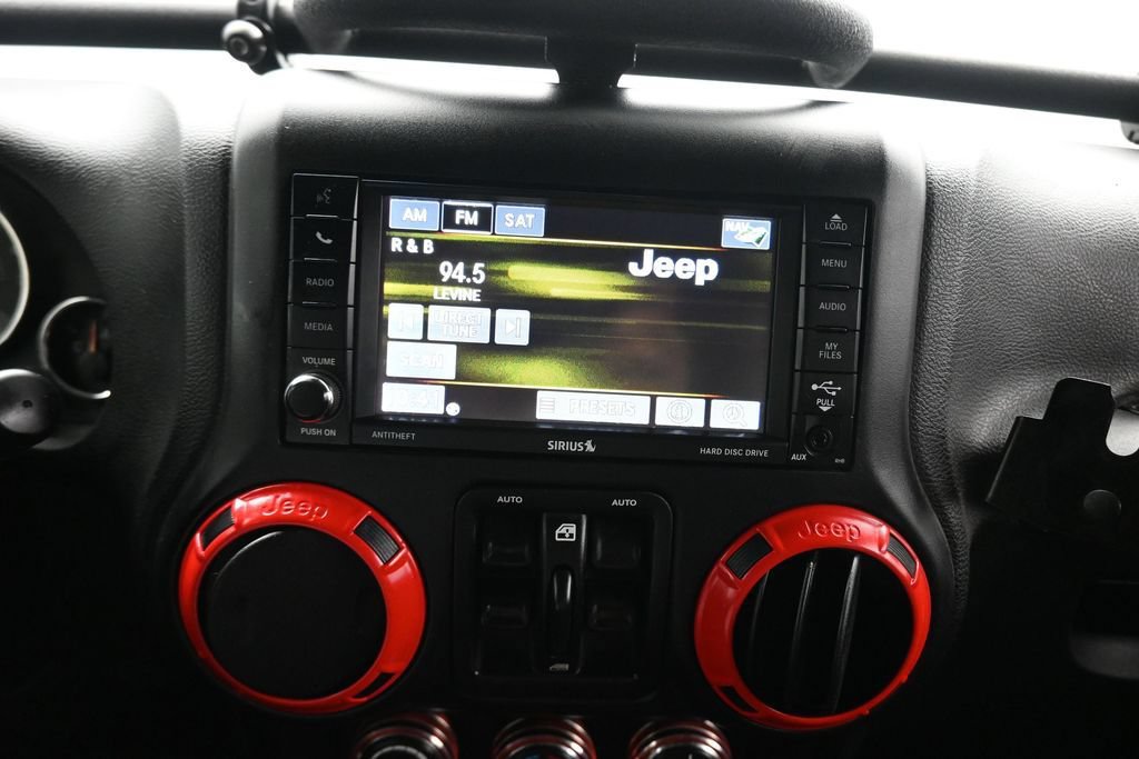 Used 2016 Jeep Wrangler Unlimited Rubicon w/ Connectivity Group AWD/4WD image 14