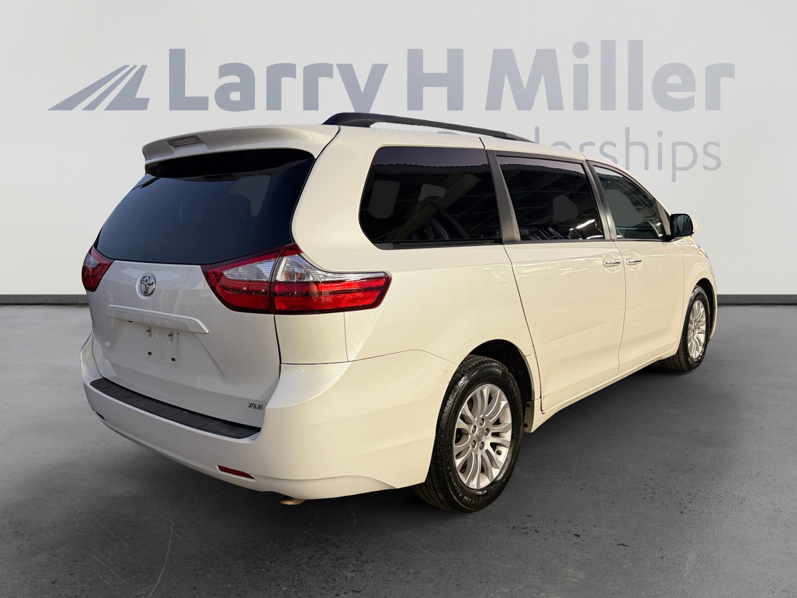 Used 2016 Toyota Sienna XLE FWD image 5