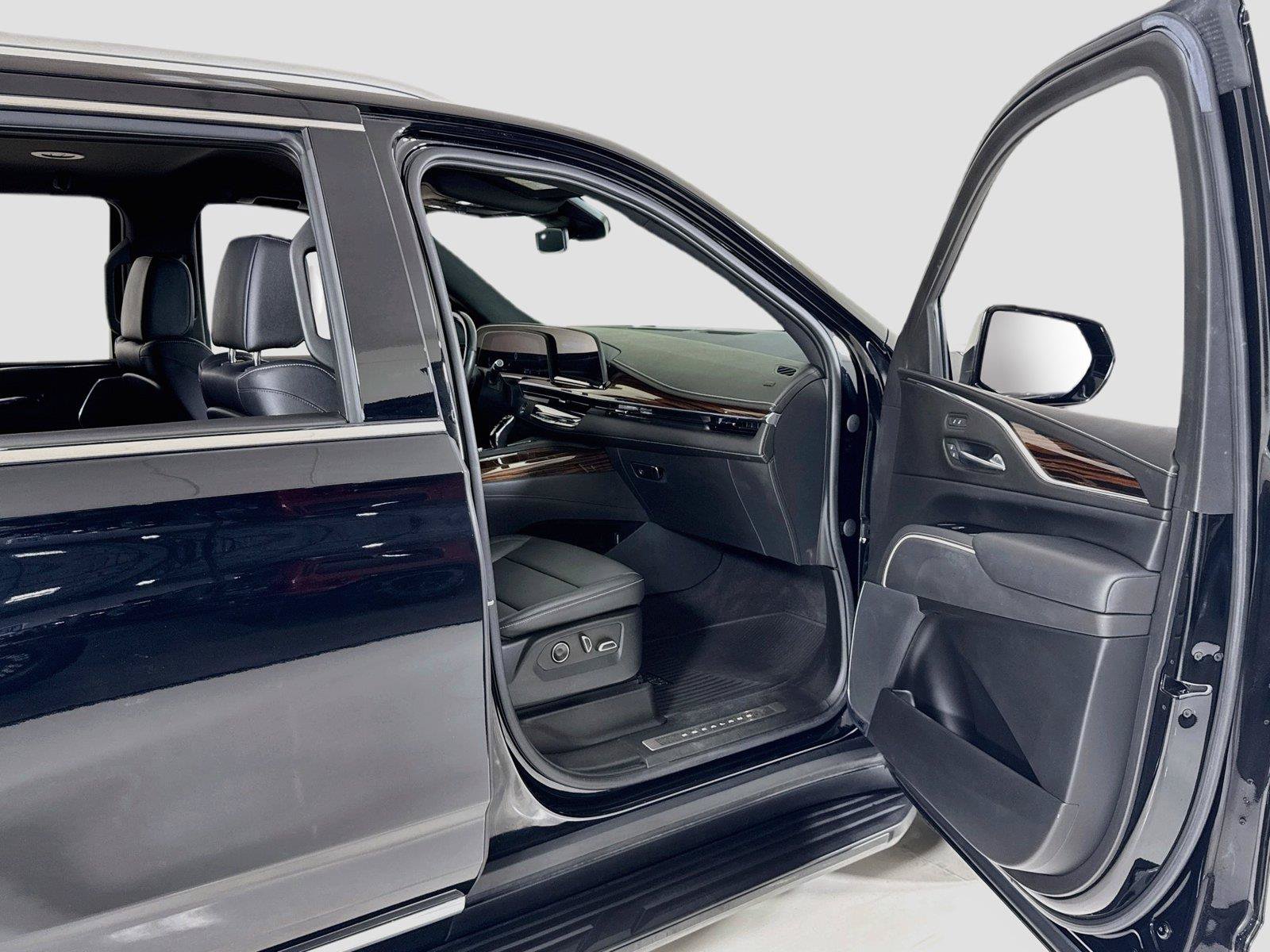 Used 2022 Cadillac Escalade Luxury AWD/4WD image 28