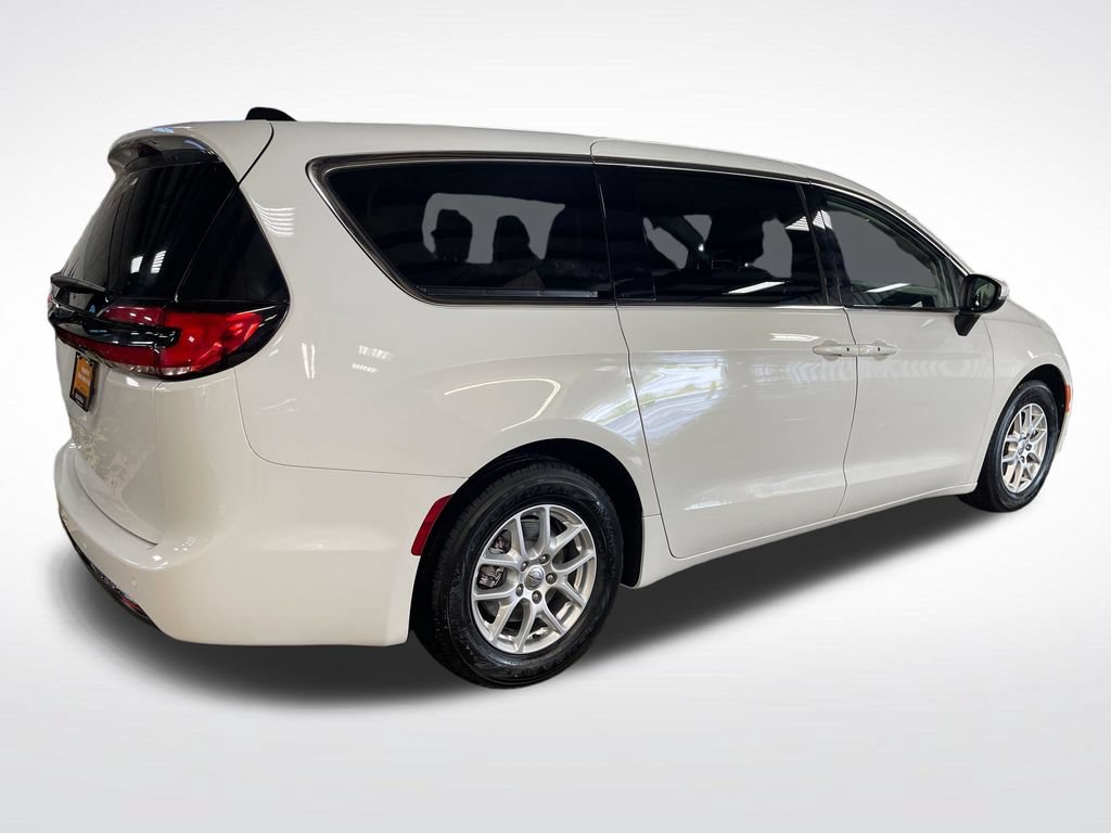 Used 2023 Chrysler Pacifica Touring-L FWD image 5