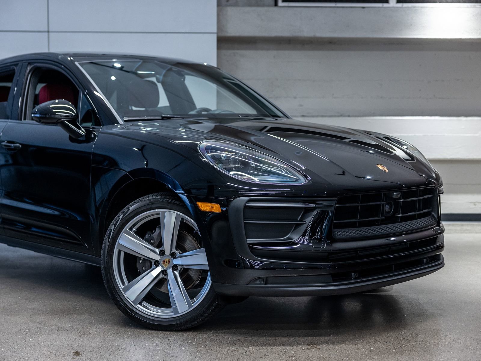 Certified 2025 Porsche Macan AWD/4WD image 16