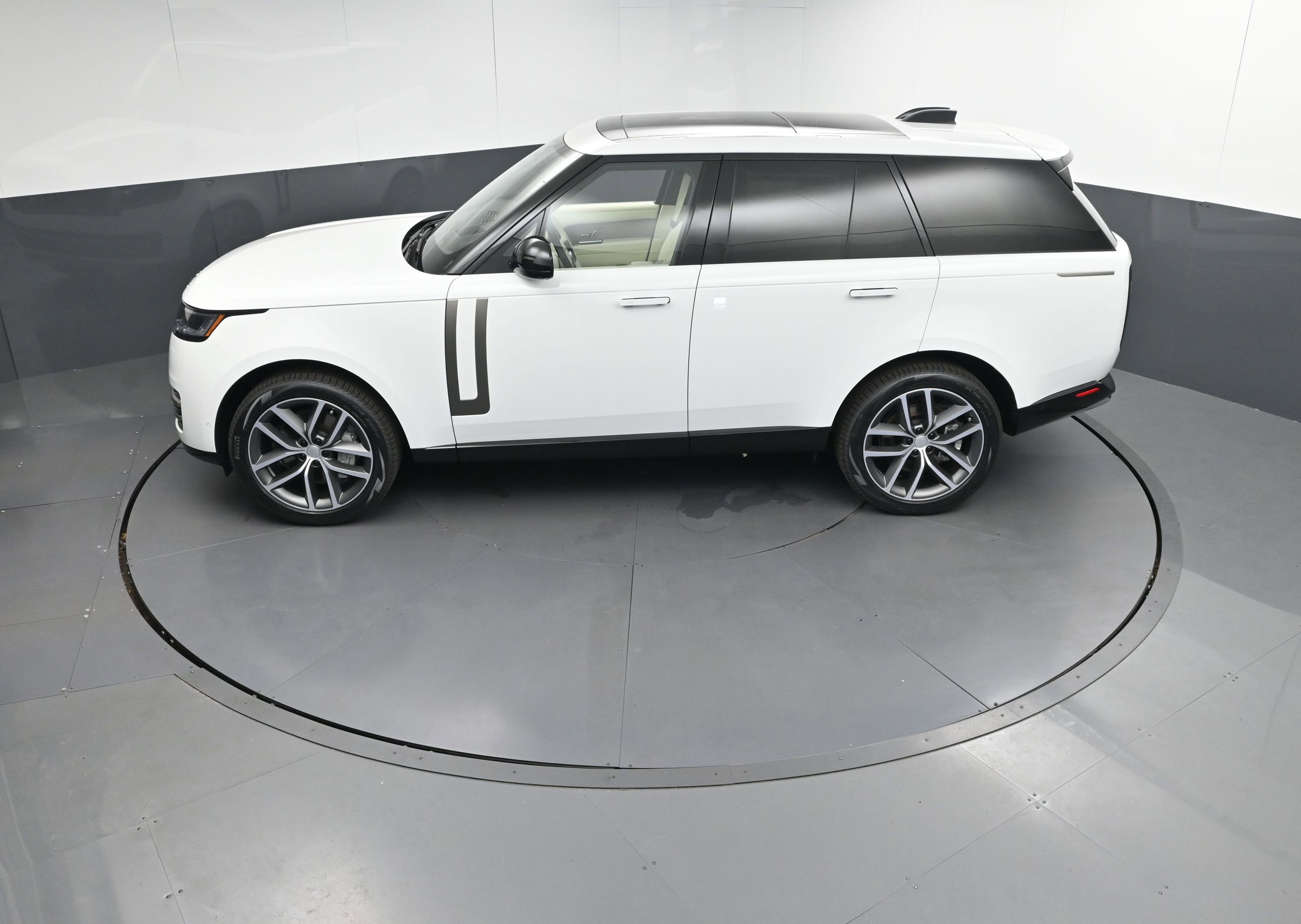 New 2025 Land Rover Range Rover SE image 30