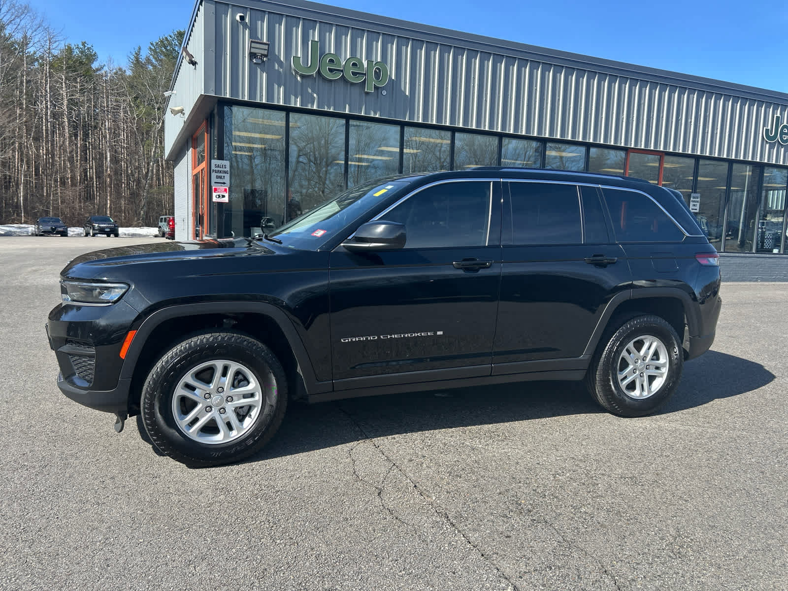 Used 2023 Jeep Grand Cherokee Laredo image 9