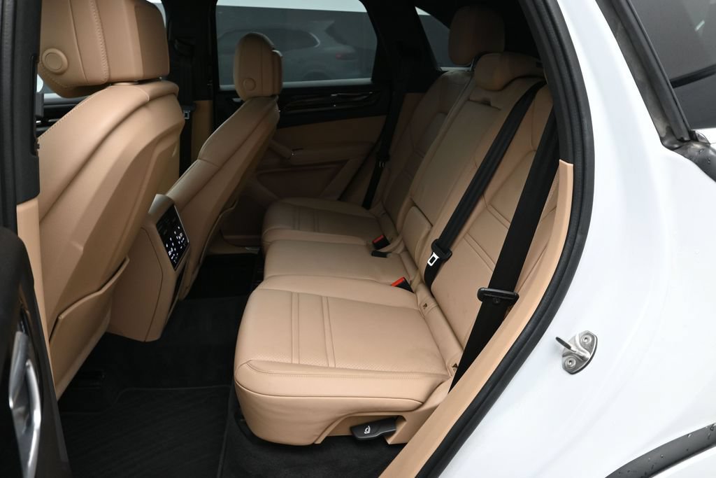 Certified 2022 Porsche Cayenne AWD/4WD image 18