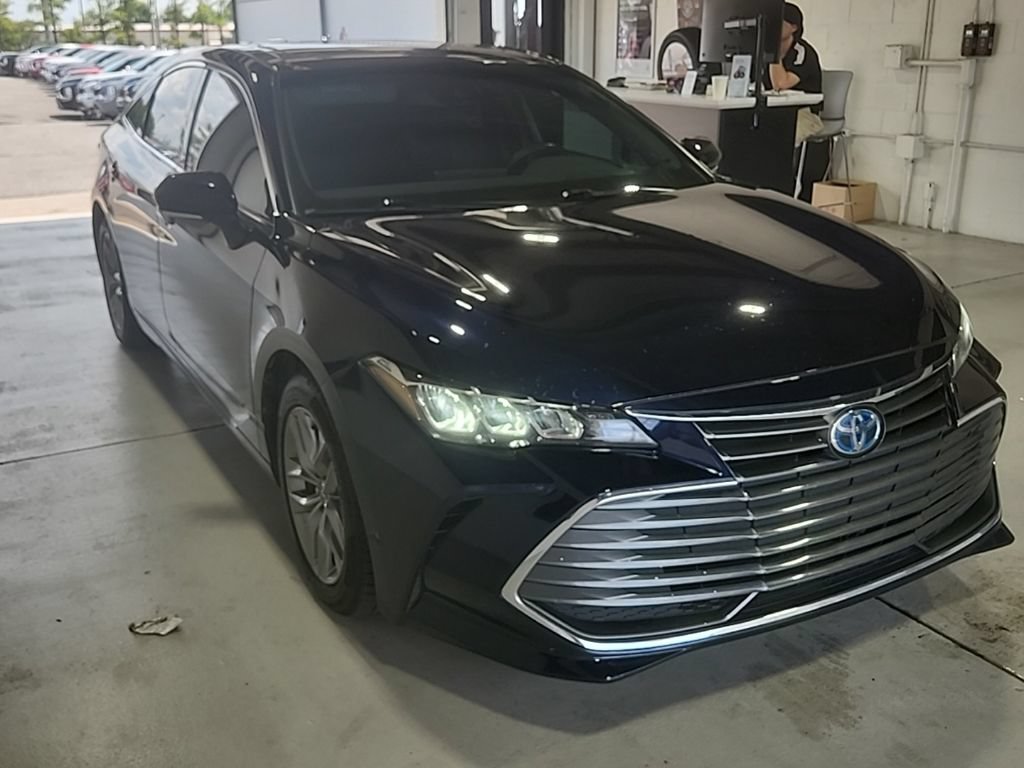 Used 2022 Toyota Avalon XLE w/ Moonroof Package FWD image 2