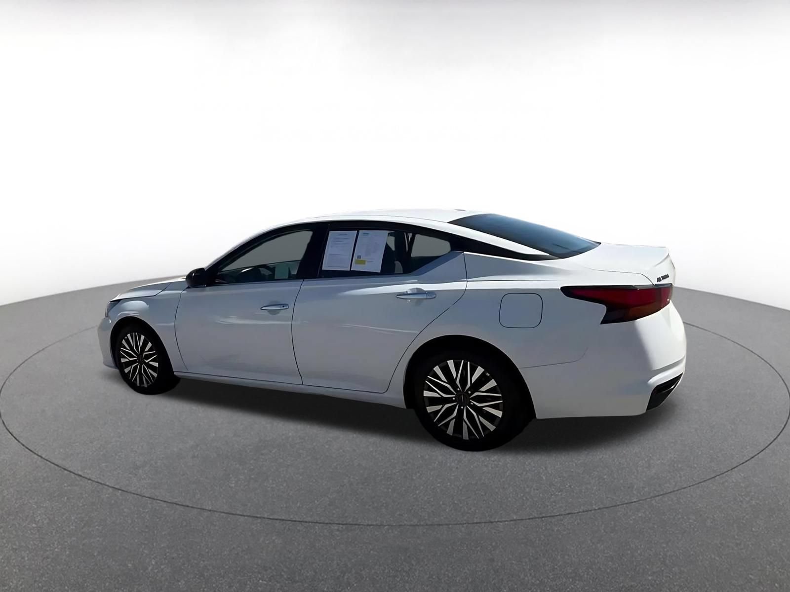 Used 2025 Nissan Altima 2.5 SV FWD image 10