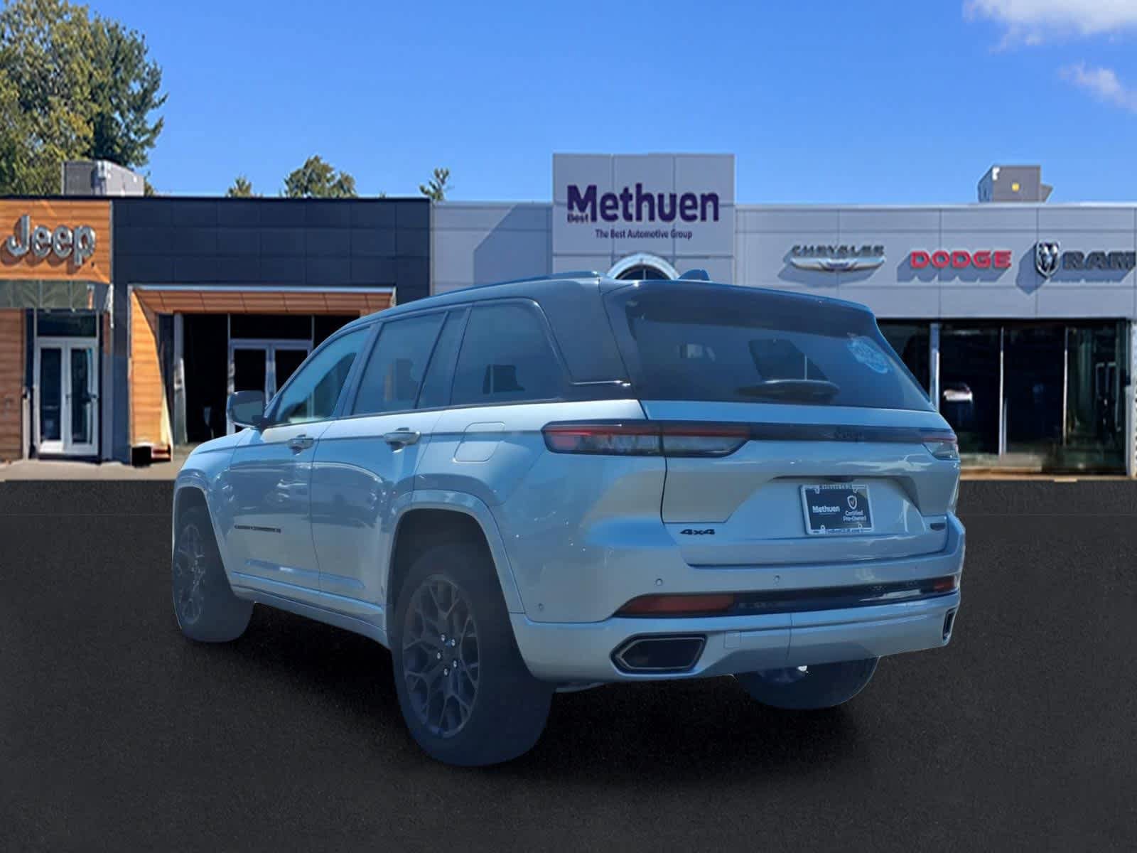 Used 2025 Jeep Grand Cherokee Summit w/ Obsidian Package AWD/4WD image 5