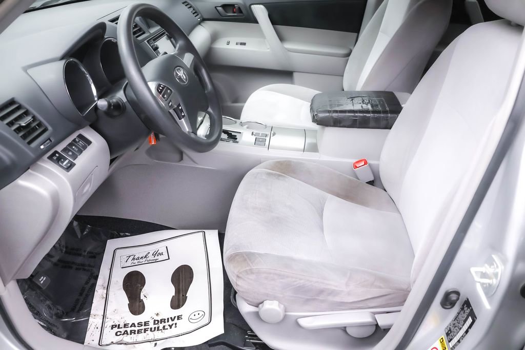 Used 2013 Toyota Highlander Plus w/ Cold Weather Pkg image 4