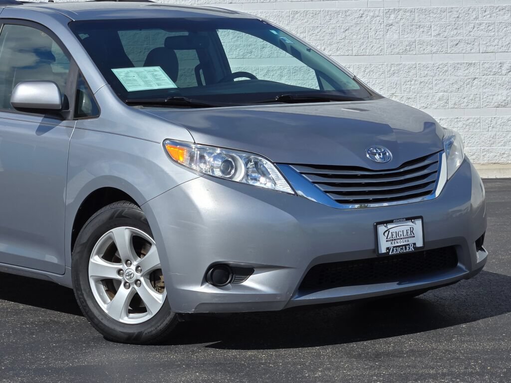 Used 2015 Toyota Sienna LE FWD image 2