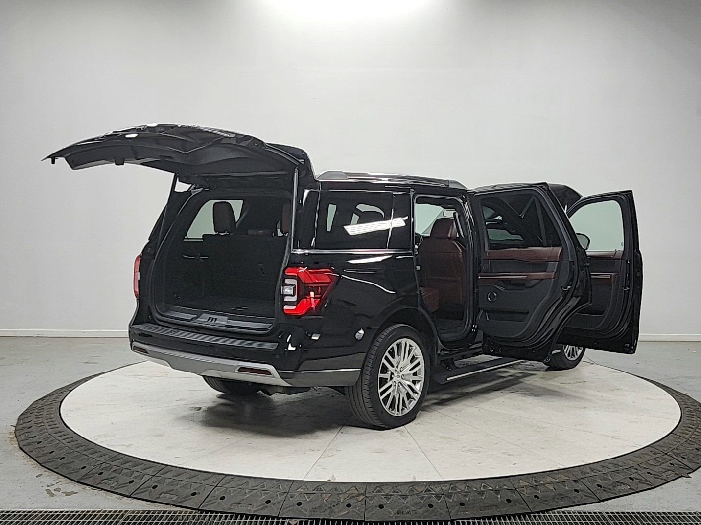 Used 2024 Ford Expedition Limited image 15