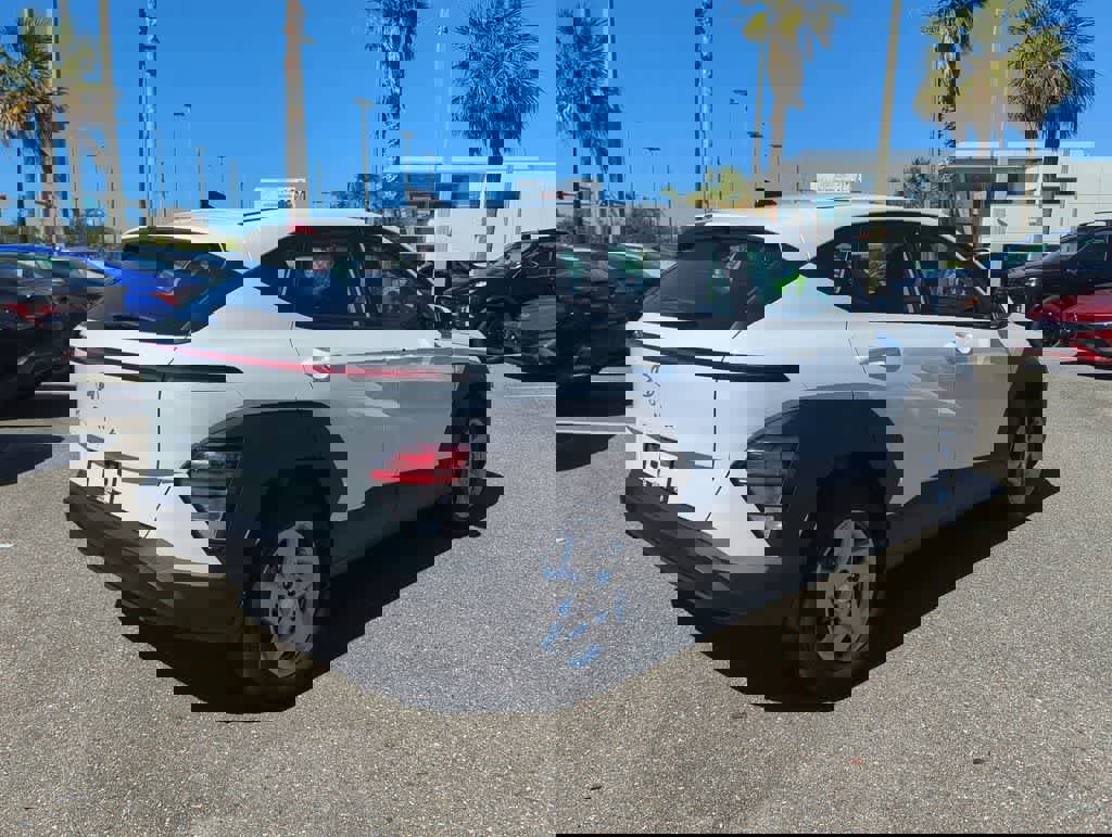 New 2025 Hyundai Kona SE image 7