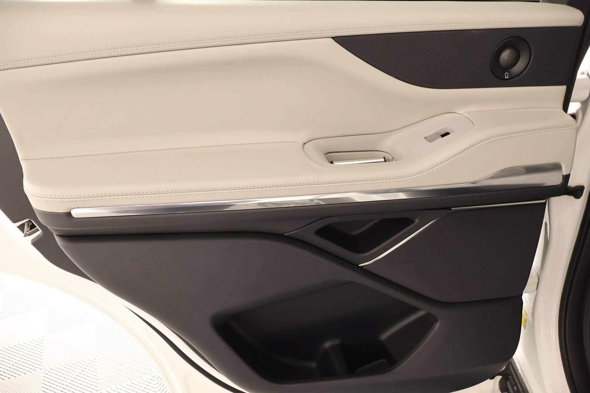 New 2026 Lincoln Navigator Premiere AWD/4WD image 17