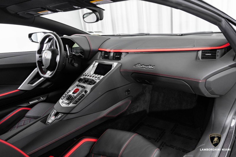 Used 2018 Lamborghini Aventador S image 60