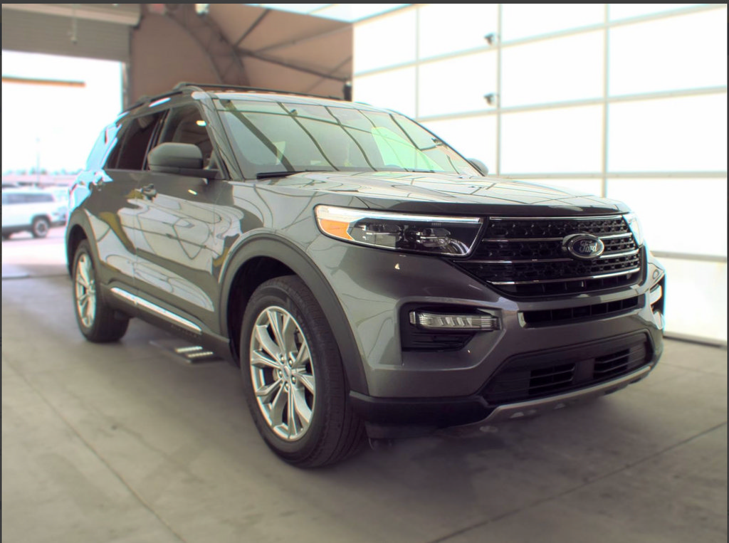 Used 2023 Ford Explorer XLT w/ Equipment Group 202A AWD/4WD image 21