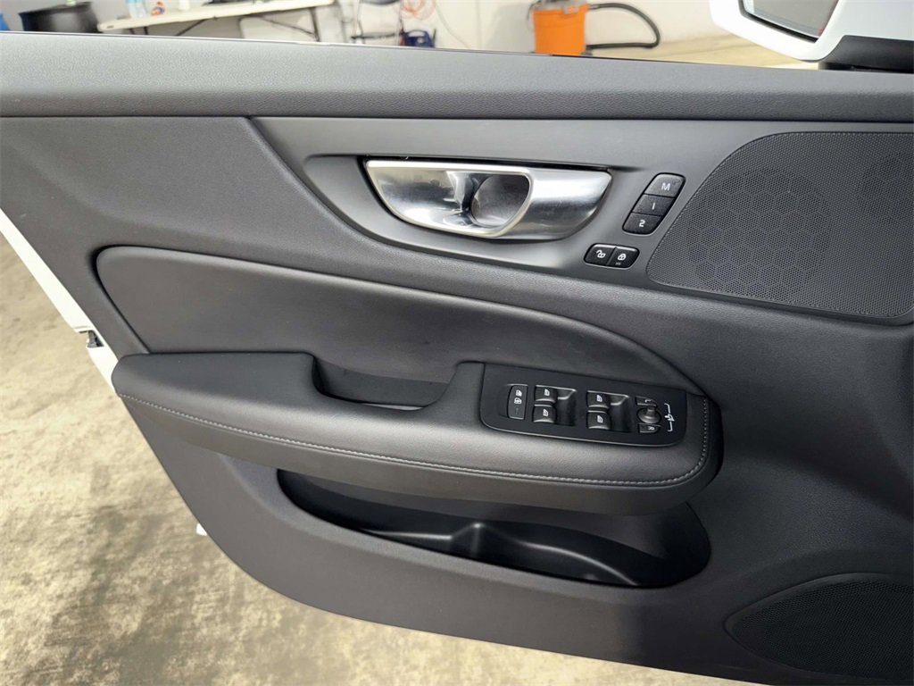 Used 2025 Volvo V60 B5 Cross Country Plus image 20