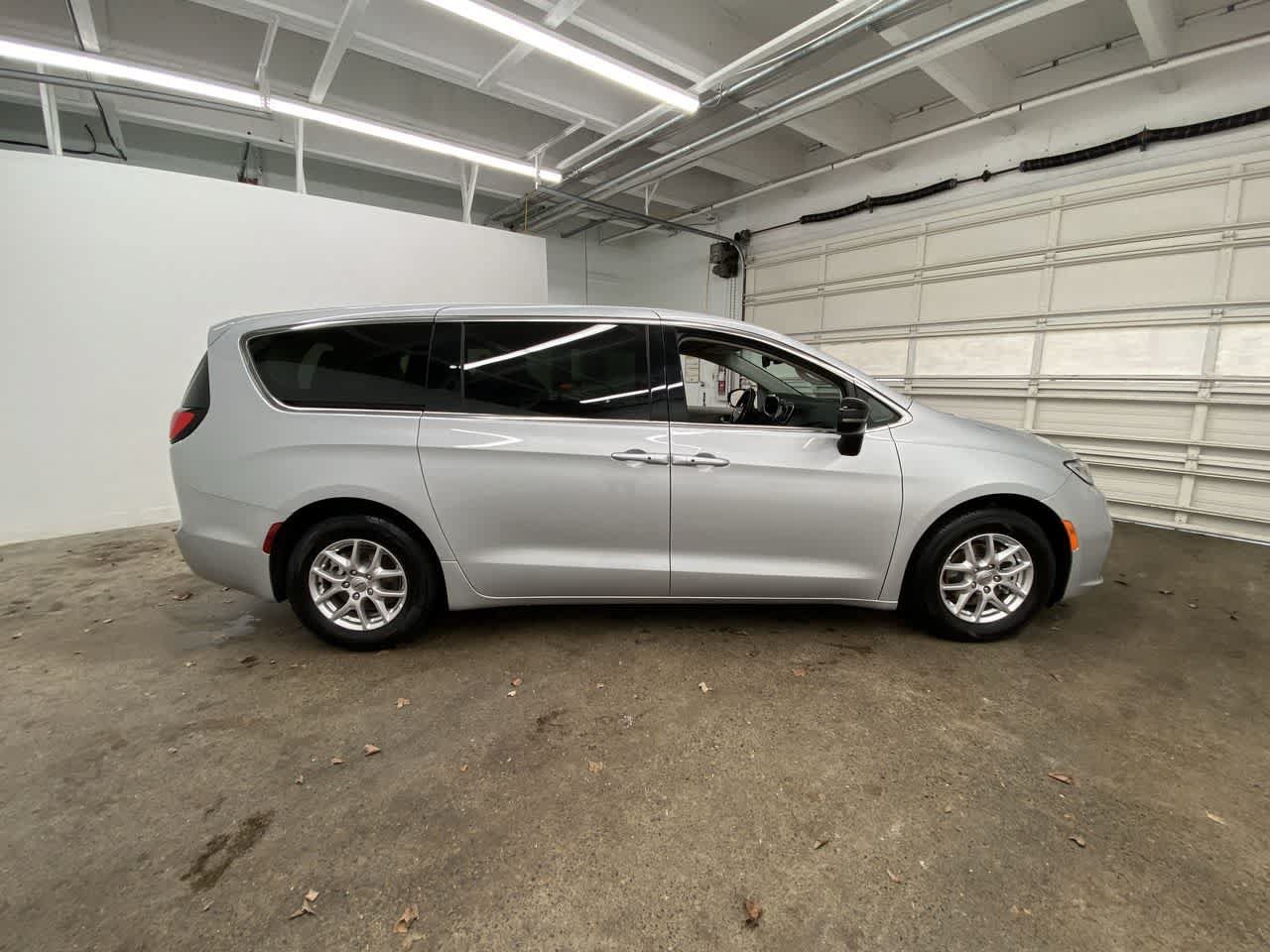 Used 2024 Chrysler Pacifica Touring-L FWD image 7
