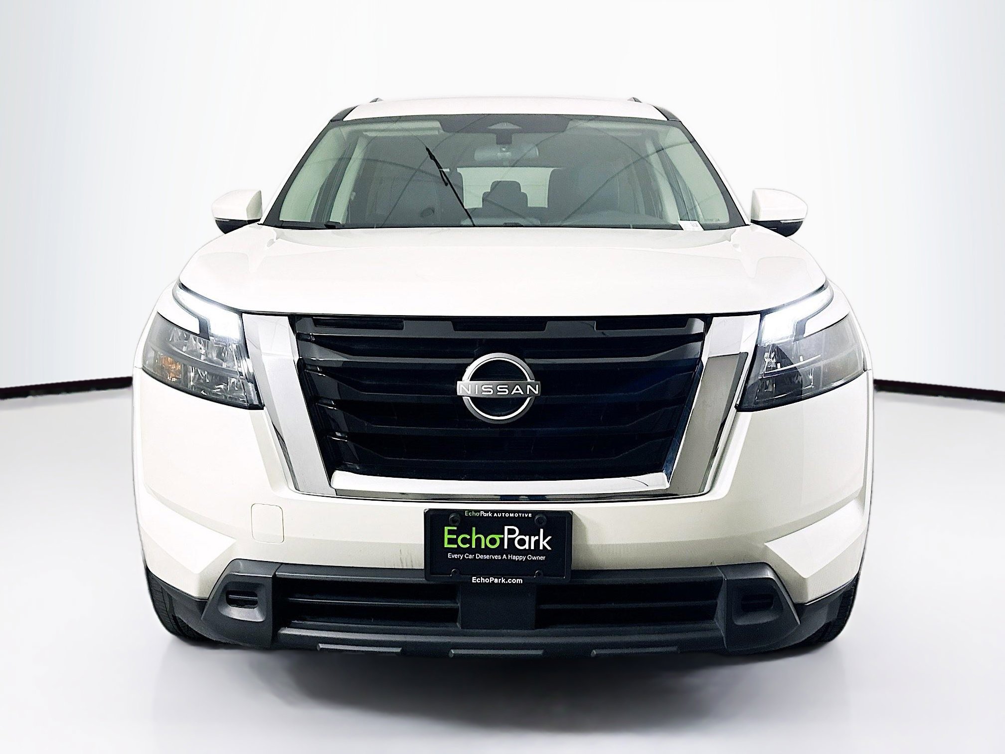 Used 2024 Nissan Pathfinder SV image 2