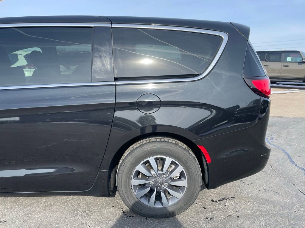 Used 2024 Chrysler Pacifica Select image 39
