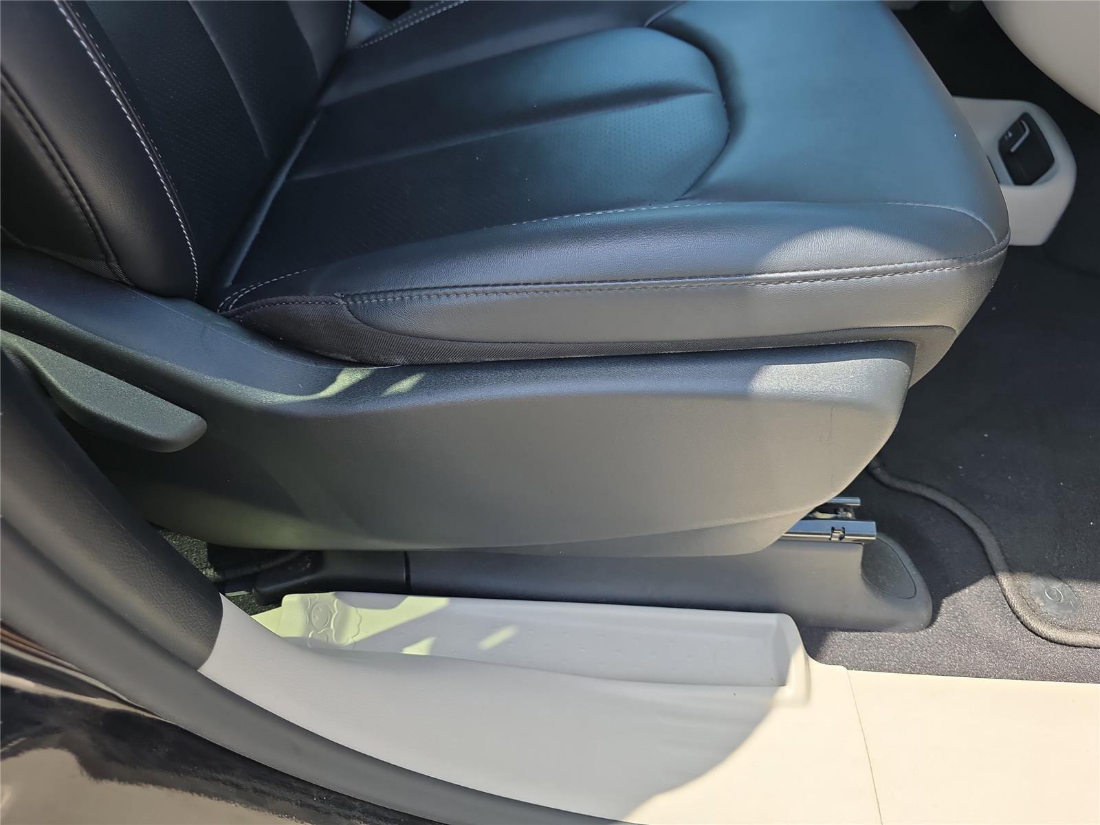 Used 2024 Chrysler Pacifica Select image 10