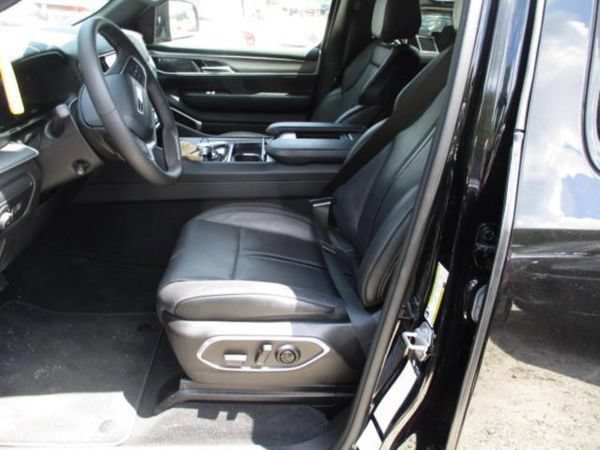 Used 2025 Jeep Wagoneer L Series II AWD/4WD image 3
