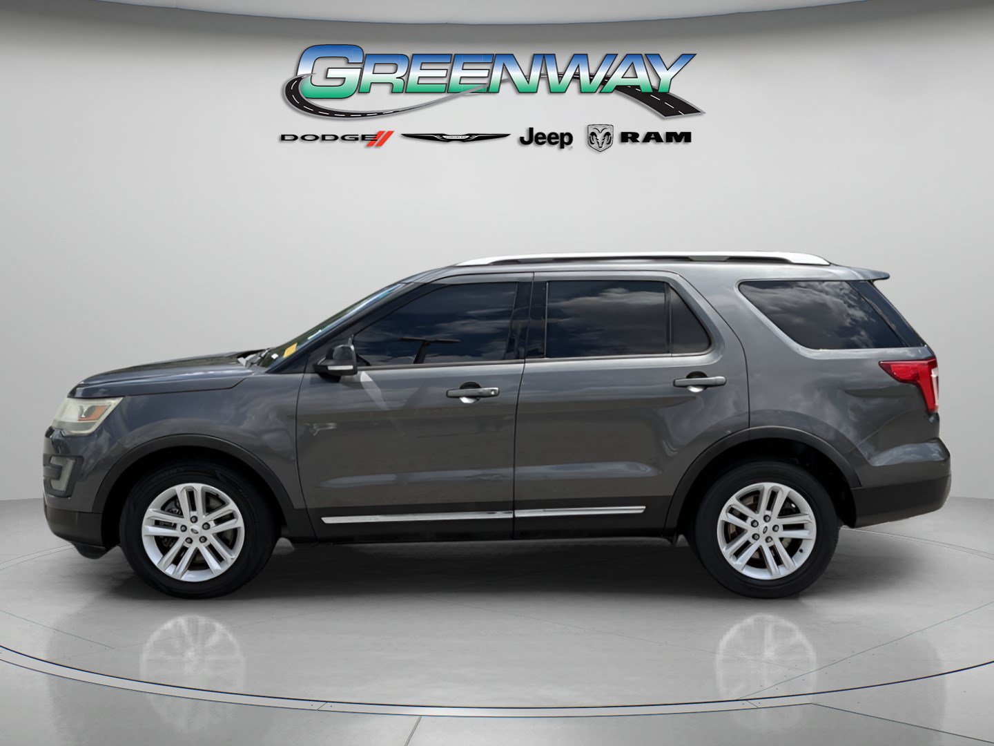 Used 2016 Ford Explorer XLT w/ Equipment Group 202A FWD image 2
