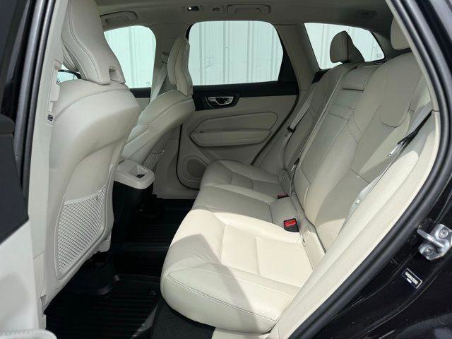 Used 2020 Volvo XC60 T5 Momentum w/ Protection Package Premier image 5