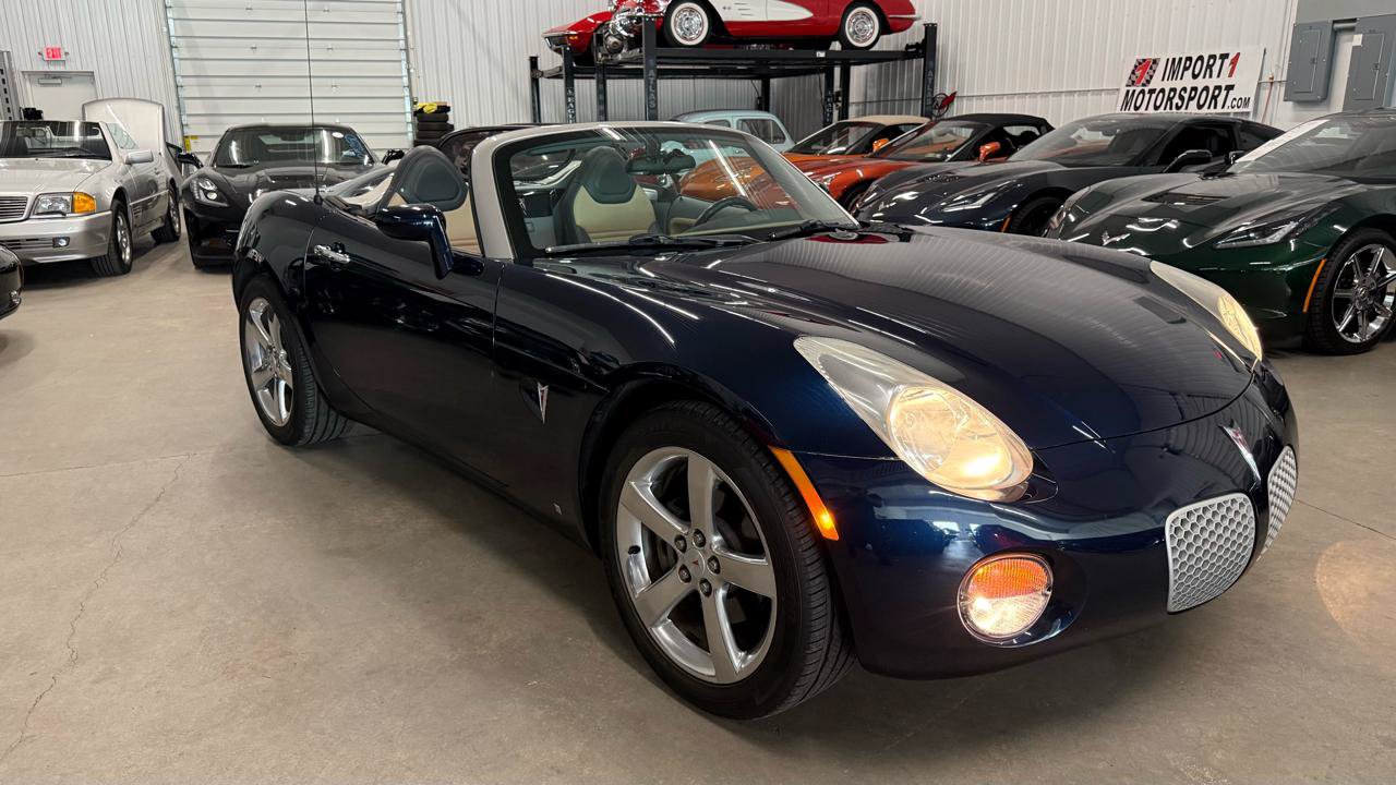Used 2006 Pontiac Solstice Convertible w/ Premium Package RWD image 2