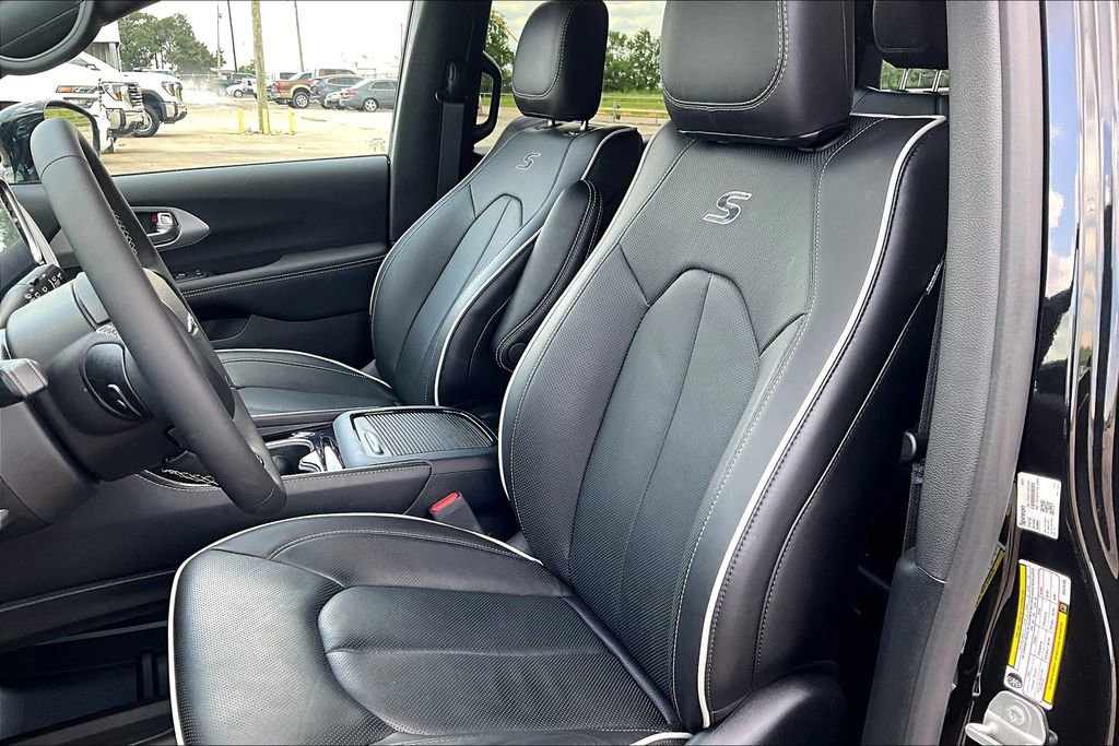 New 2025 Chrysler Pacifica Premium FWD image 8