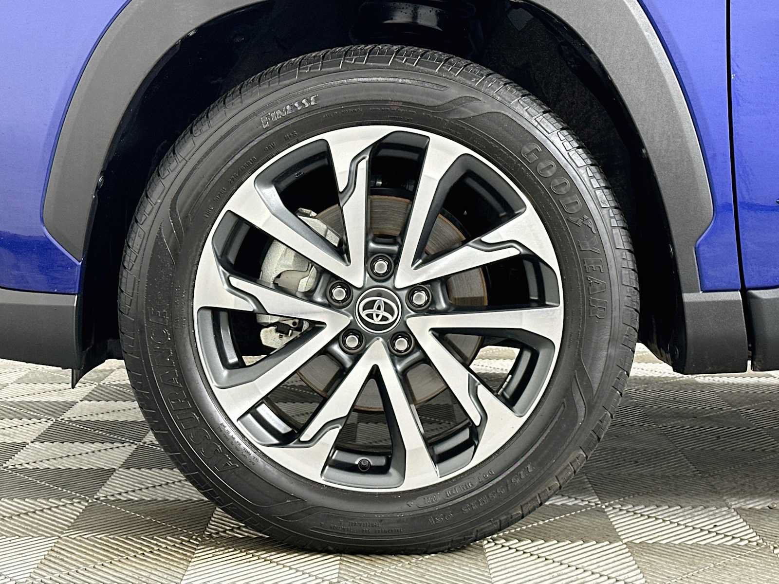 Used 2022 Toyota Corolla Cross XLE w/ Convenience Package FWD image 29