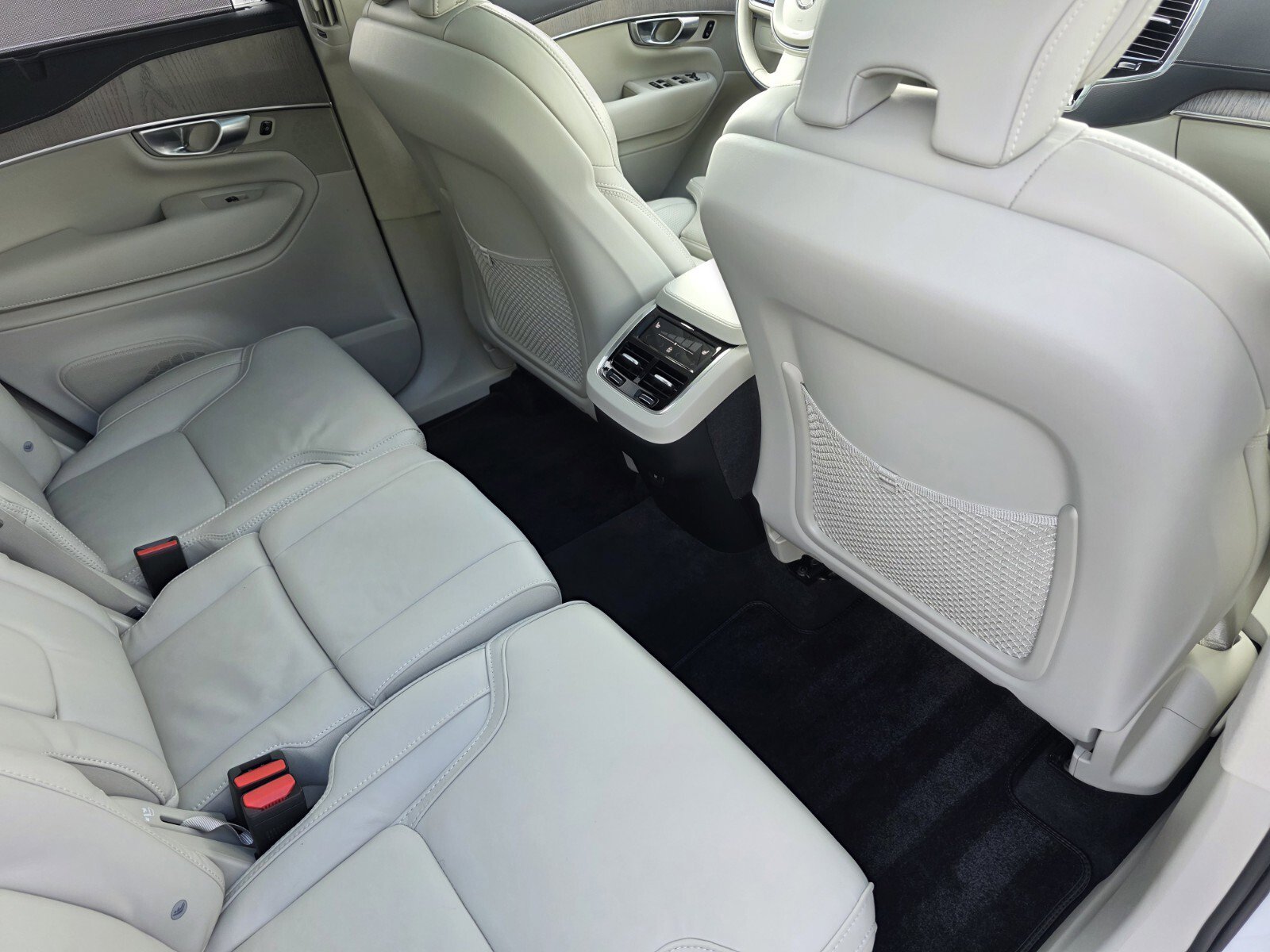 Used 2024 Volvo XC90 B6 Ultimate w/ Lounge Package image 25