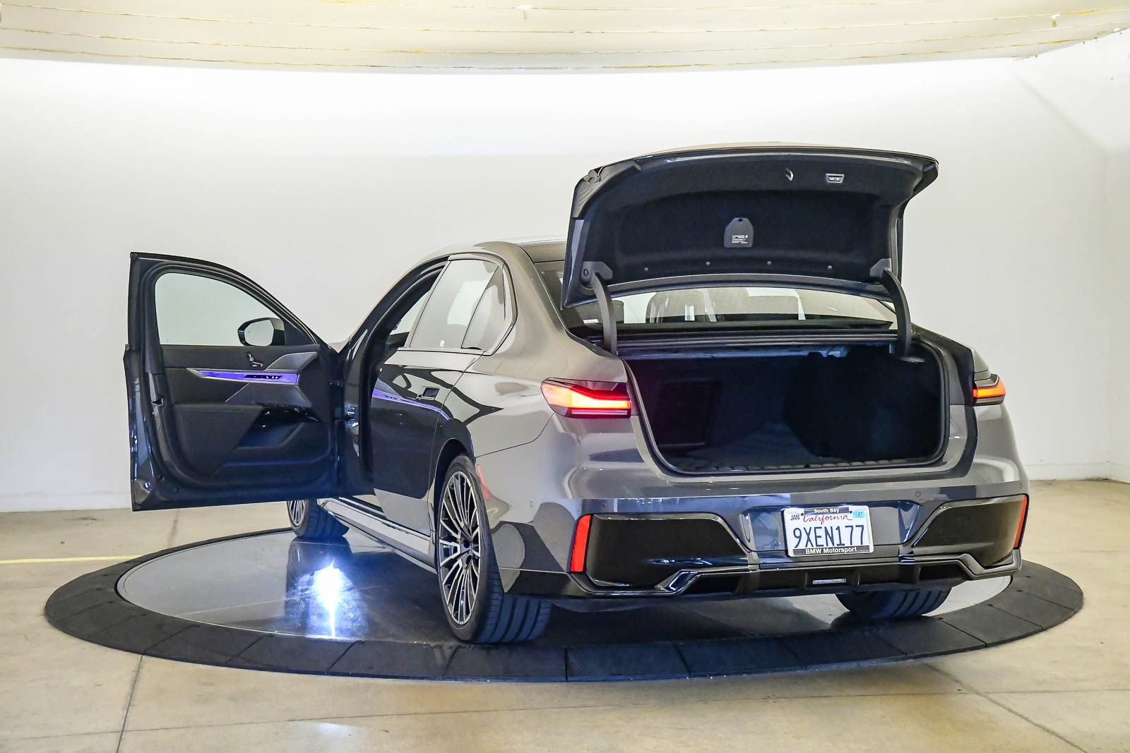 Certified 2025 BMW i7 eDrive50 w/ M Sport Package RWD image 27