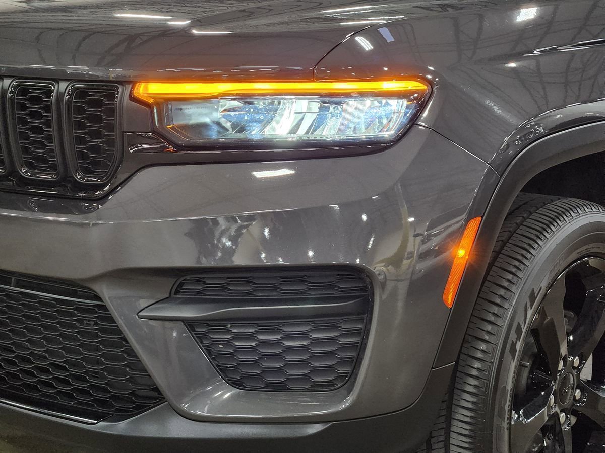 Used 2024 Jeep Grand Cherokee Altitude AWD/4WD image 14