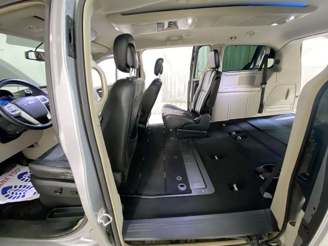 Used 2014 Chrysler Town & Country Touring w/ Driver Convenience Group image 28