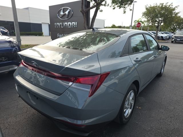 Used 2021 Hyundai Elantra SE image 4
