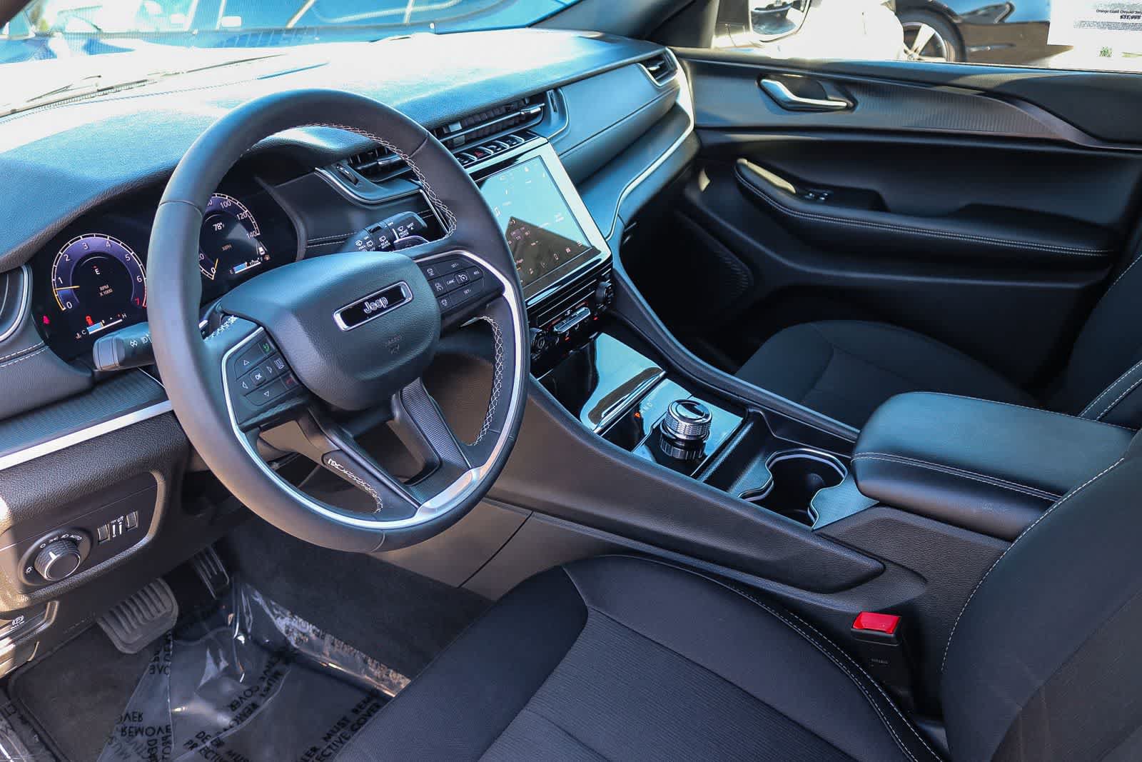 Used 2025 Jeep Grand Cherokee Laredo X RWD image 17