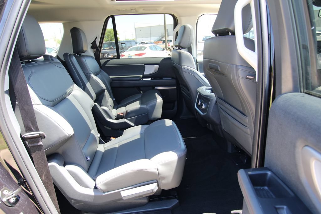 Used 2025 Ford Expedition Max Active AWD/4WD image 9