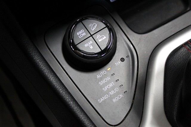 Used 2015 Jeep Cherokee Trailhawk w/ Comfort/Convenience Group AWD/4WD image 30