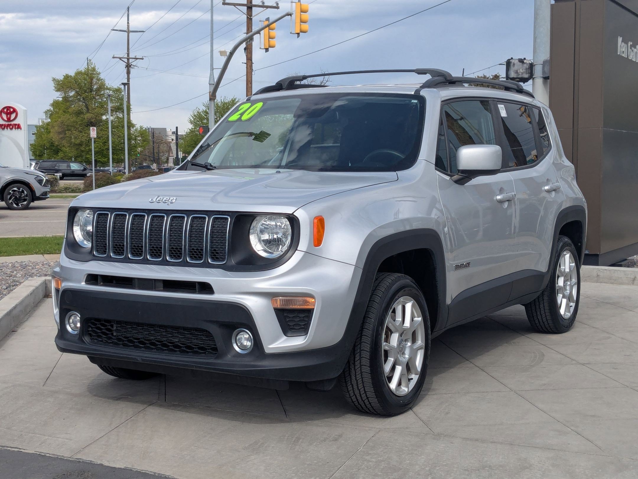 Used 2020 Jeep Renegade Latitude w/ Popular Equipment Group image 9