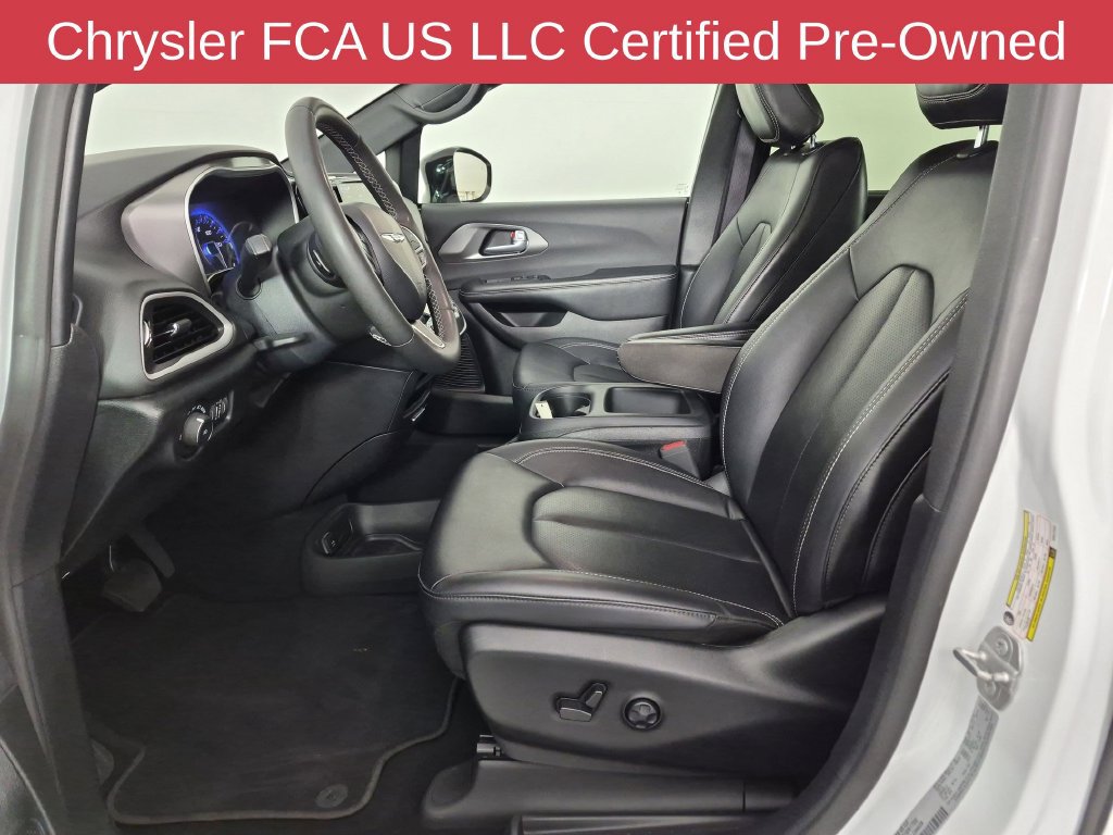 Certified 2025 Chrysler Pacifica Select FWD image 17