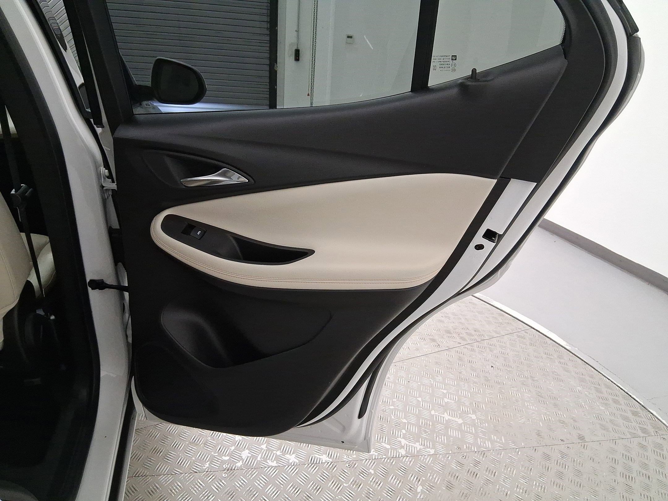 Used 2025 Buick Encore GX Avenir w/ Avenir Technology Package image 31