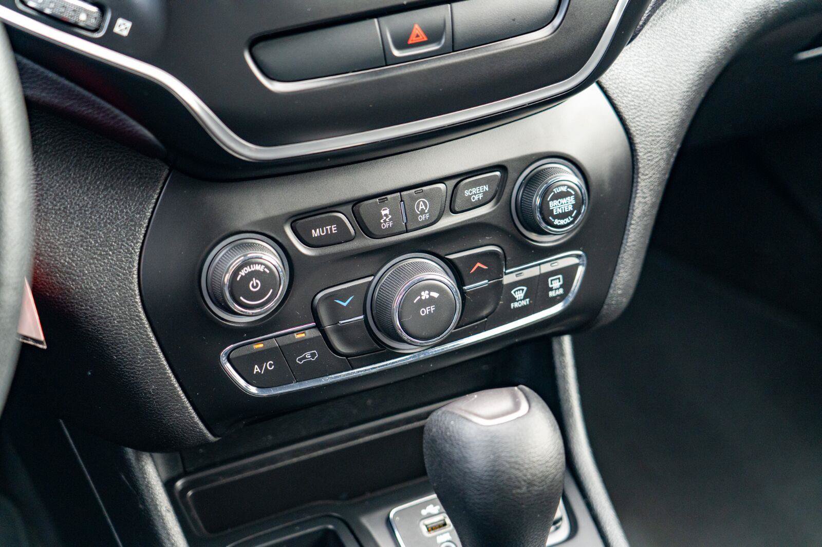 Used 2019 Jeep Cherokee Latitude w/ Popular Appearance Group FWD image 23