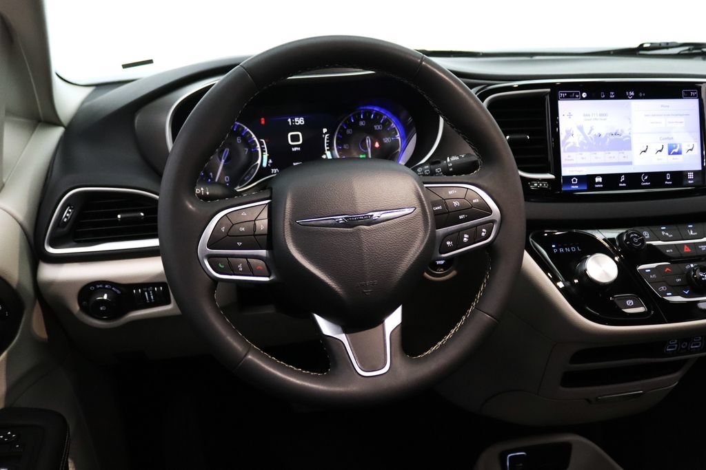 Used 2024 Chrysler Pacifica Touring-L FWD image 13