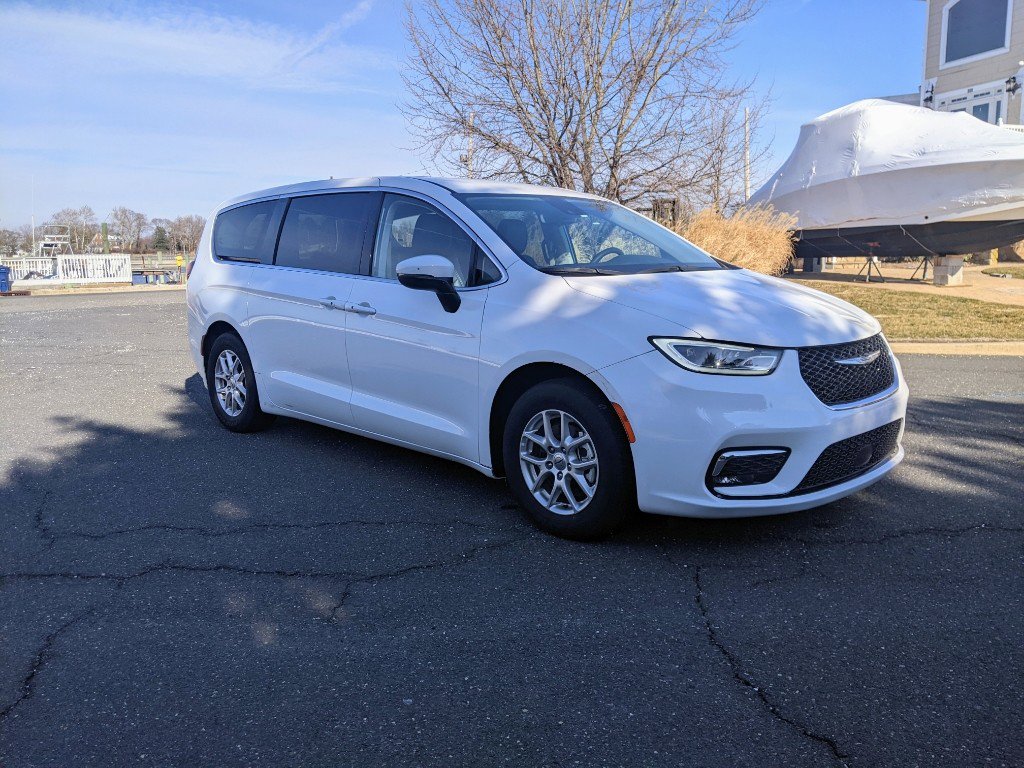 Used 2023 Chrysler Pacifica Touring-L image 3